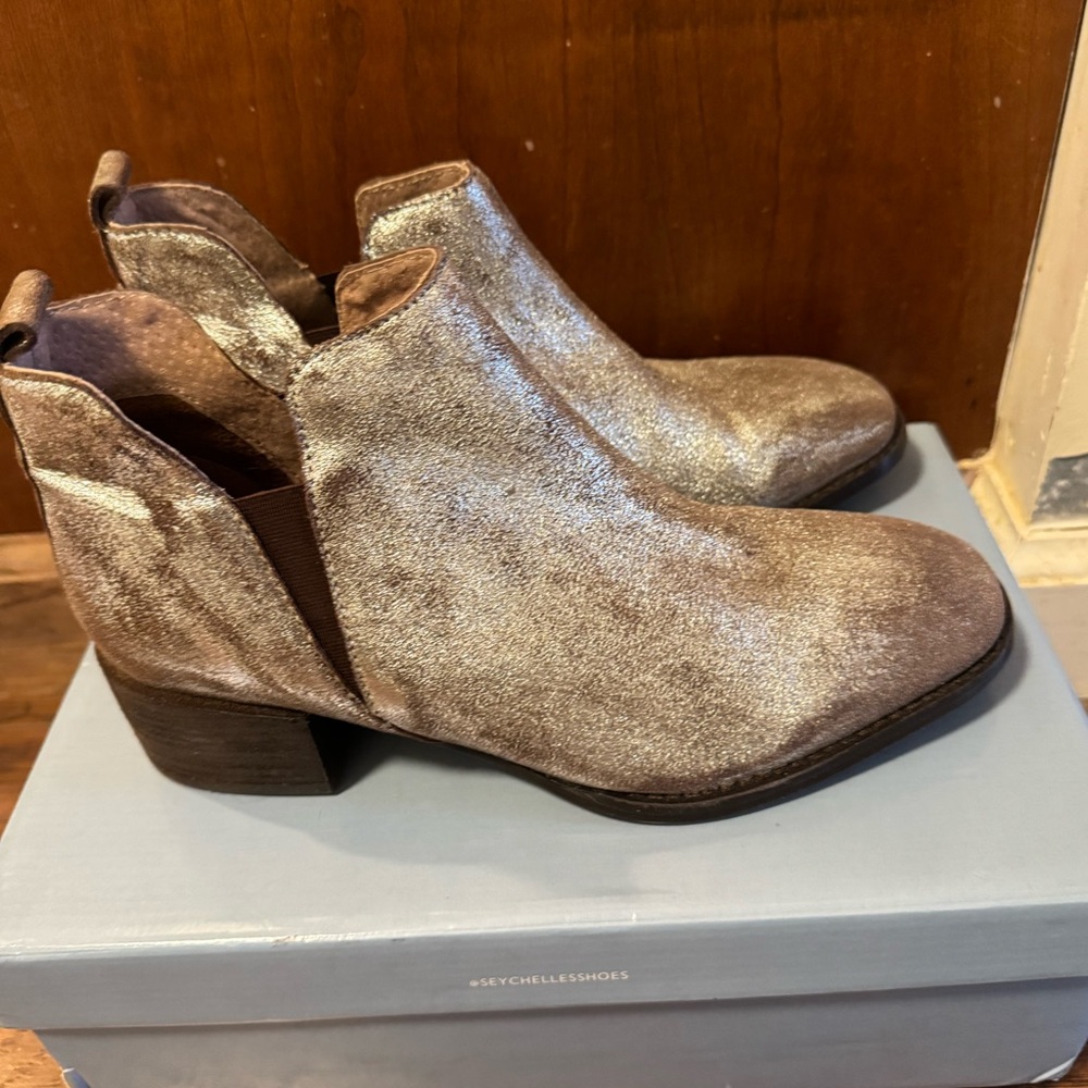 Seychelles Offstage Metallic Pewter Boots
Ladies Size 8.5